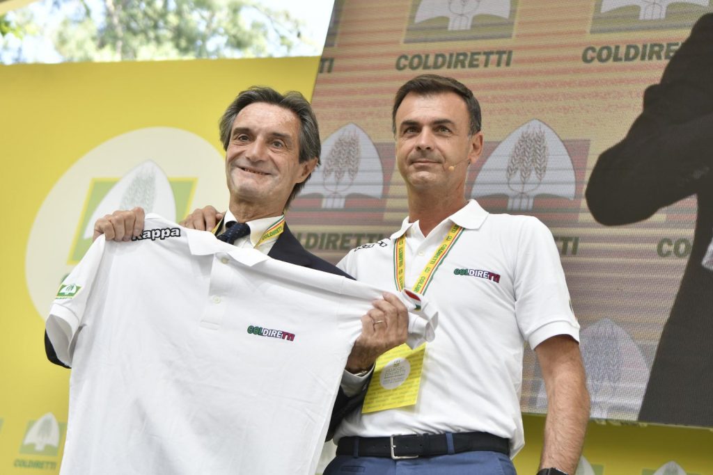 Agricoltura Fontana inaugura Villaggio Coldiretti: prodotti italiani da difendere in Europa. Nell'immagine Fontana riceve da Ettore Prandini la maglietta di Coldiretti.  