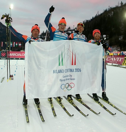 La Marcialonga è stata un test per Milano-Cortina 2026. Nella foto  I campioni olimpici Bettini, Rossi, sottosegretario della Regione Lombardia ai Grandi eventi sportivi, Zorzi e Chechi. 