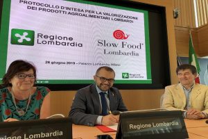 Agroalimentare, siglato accordo tra Regione Lombardia e Slow Food: nella foto l’assessore Fabio Rolfi tra Saula Sironi e Lorenzo Berlendis.