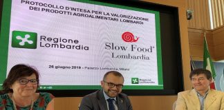 Agroalimentare, siglato accordo tra Regione Lombardia e Slow Food: nella foto l’assessore Fabio Rolfi tra Saula Sironi e Lorenzo Berlendis.
