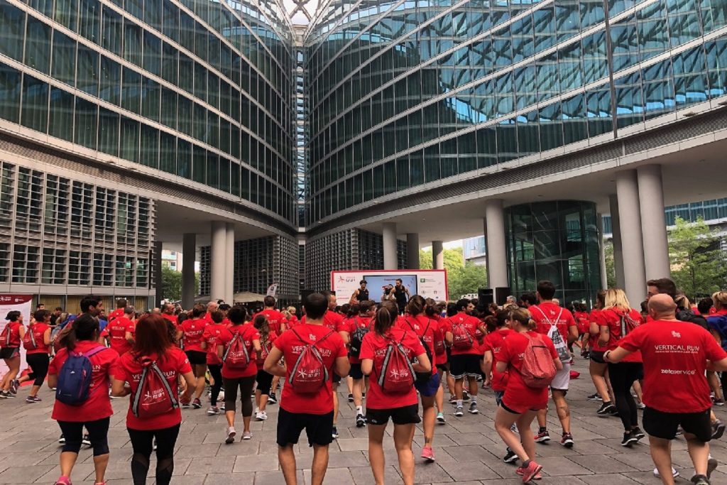 Vertical run, l'assessore regionale Giulio Gallera ha presenziato al via della Libellula FlyUp, corsa in salita di 39 piani, all'interno di Palazzo Lombardia.