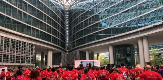 Vertical run, l'assessore regionale Giulio Gallera ha presenziato al via della Libellula FlyUp, corsa in salita di 39 piani, all'interno di Palazzo Lombardia.