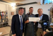 Premiato giovane maestro liutaio di Concorezzo dal vicepresidente Fabrizio Sala e da Gerry Scotti.
