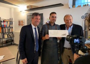 Premiato giovane maestro liutaio di Concorezzo dal vicepresidente Fabrizio Sala e da Gerry Scotti.