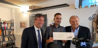 Premiato giovane maestro liutaio di Concorezzo dal vicepresidente Fabrizio Sala e da Gerry Scotti.