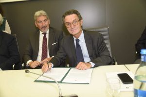 Sviluppo sostenibile, il presidente Attilio Fontana firma il protocollo. Con lui l'assessore Cattaneo.