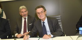 Sviluppo sostenibile, il presidente Attilio Fontana firma il protocollo. Con lui l'assessore Cattaneo.