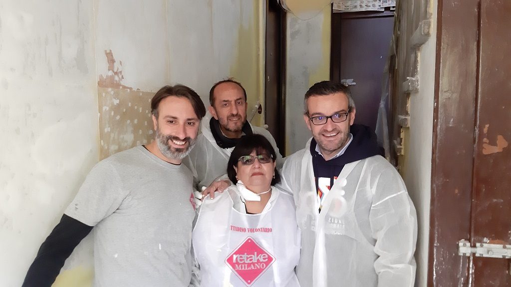 L'assessore Bolognini con Andrea Amato, presidente dell'associazione Retake Milano Onlus, volontari e condomini di via Odazio 6.