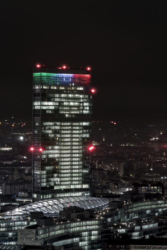 belvedere palazzo lombardia illuminato