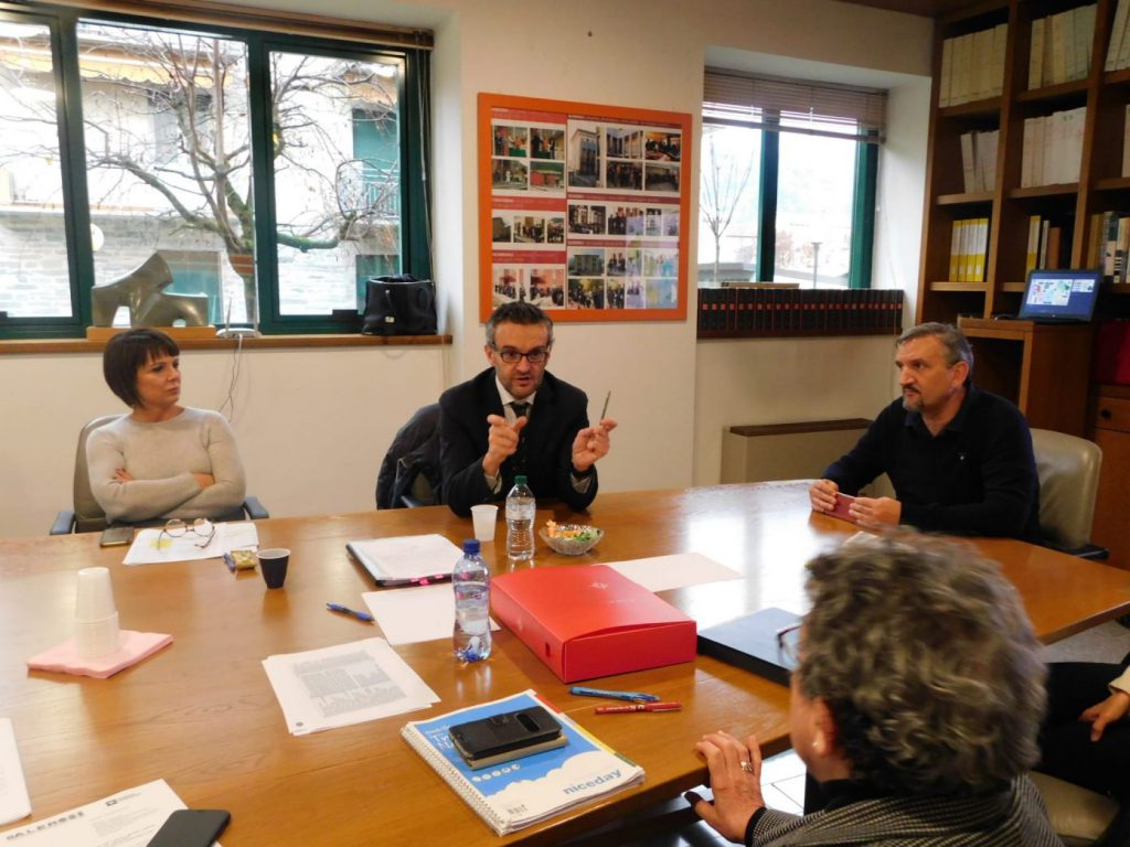 L'assessore Stefano Bolognini alla sede di Sondrio dell'Aler di Bergamo, Lecco e Sondrio.