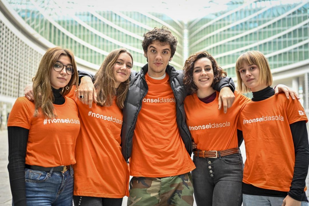 Gruppo di giovani con maglietta arancione