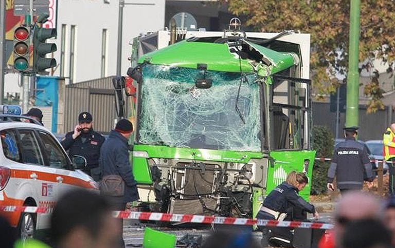 incidente bus camion rifiuti