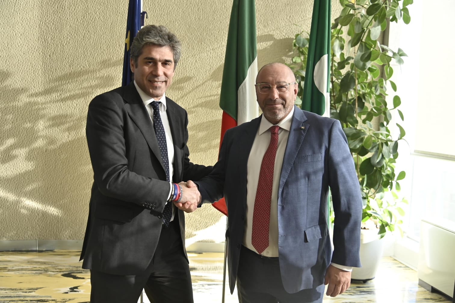 Il sottosegretario alla Presidenza della Regione Lombardia con delega ai Rapporti con le Delegazioni internazionali Alan Rizzi con il professor Luca Bernardo, direttore della Casa Pediatrica-Ospedale Fatebenefratelli