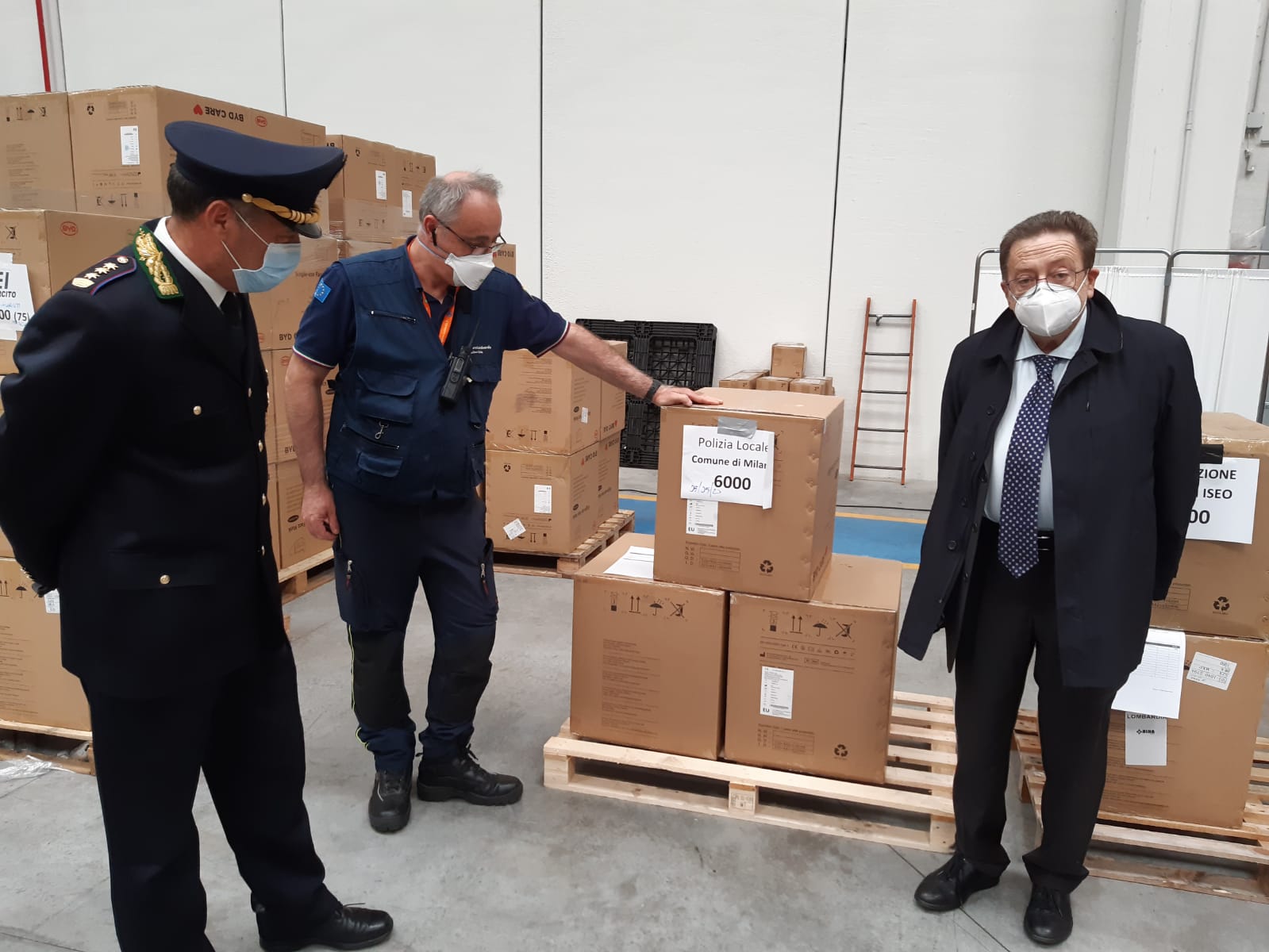 Coronavirus, De Corato consegna mascherine a Polizia locale di Milano