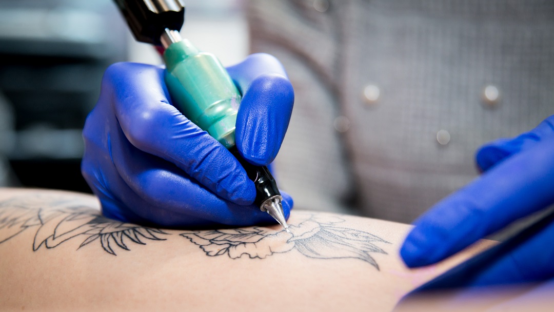 Coronavirus, centri tatuaggi e piercing: ok riapertura in Lombardia