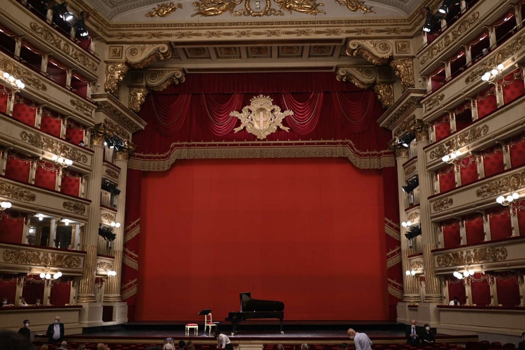 riapre teatro alla scala