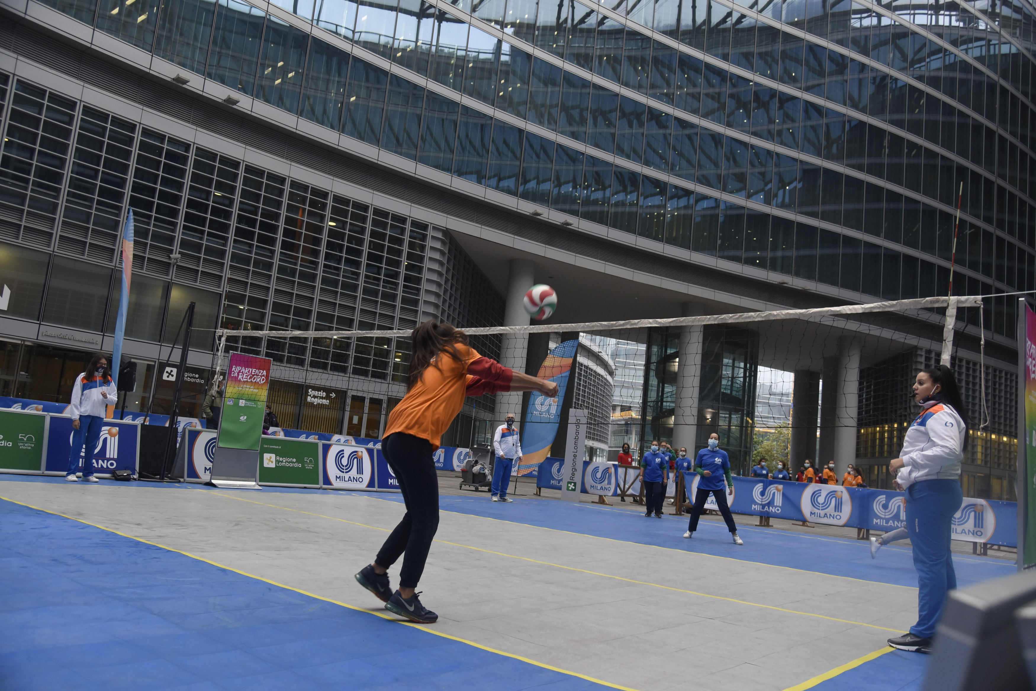 Volley, record palleggi stabilito nella piazza coperta più grande d’Italia