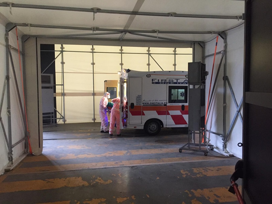 ambulanza all'ospedale Fiera Milano