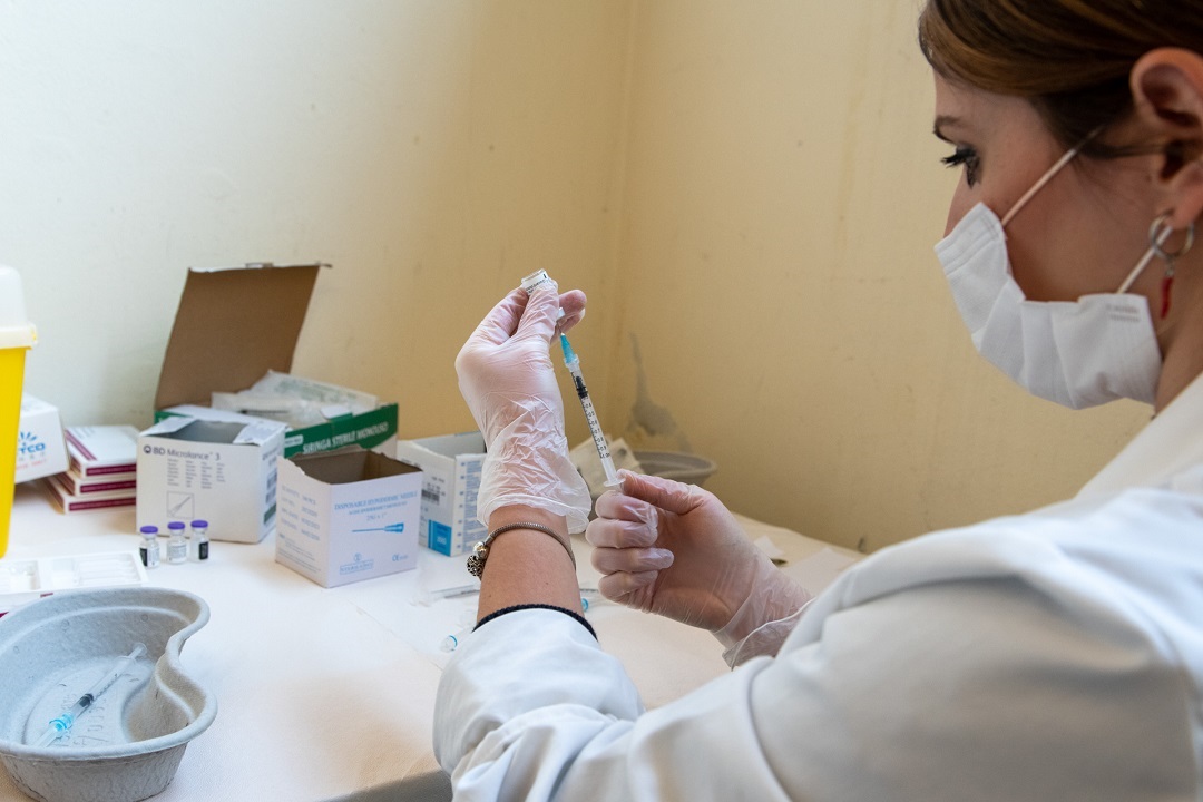 Covid, in 5 giorni vaccinate 20.000 persone over 80 senza appuntamento