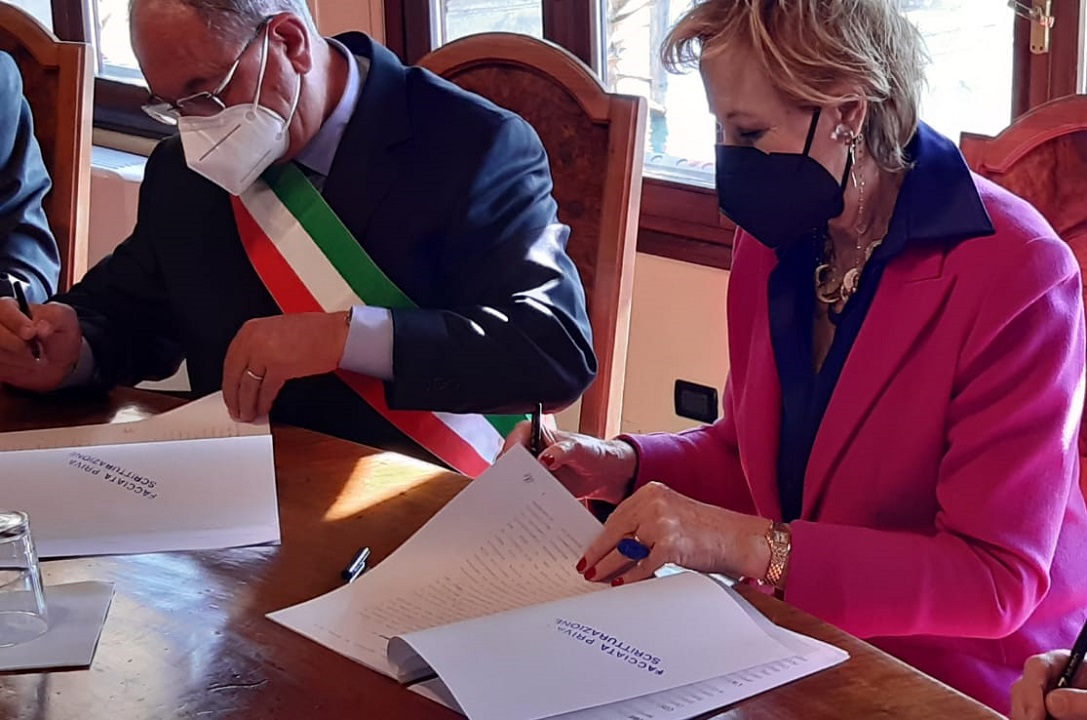 Letizia Moratti mentre firma l'intesa