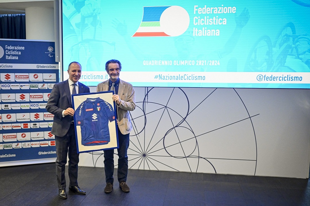 Presentazione velodromo Montichiari, presidente Fontana riceve maglia azzurra