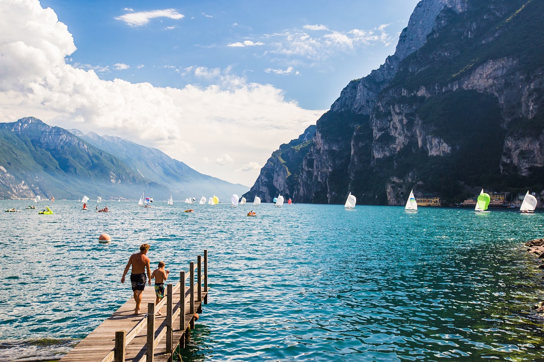 lago-di-Garda-con-turismo