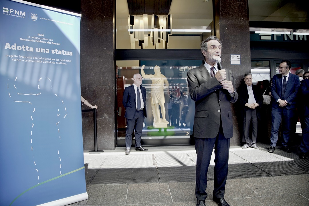 Il presidente Fontana alla cerimonia di presentazione della statua di San Abdon, alla stazione di Milano, piazza Cadorna