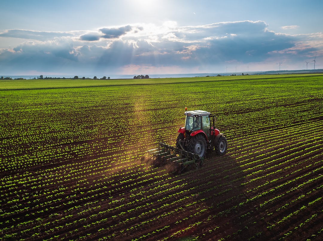 Il bando ‘SRA 2025’ di Regione Lombardia per sostenere agricoltori e allevatori che scelgono modelli produttivi a basso impatto ambientale: in foto un trattore che ara un campo, attività che ha ricevuto il sostegno dell’assessore all’Agricoltura Alessandro Beduschi