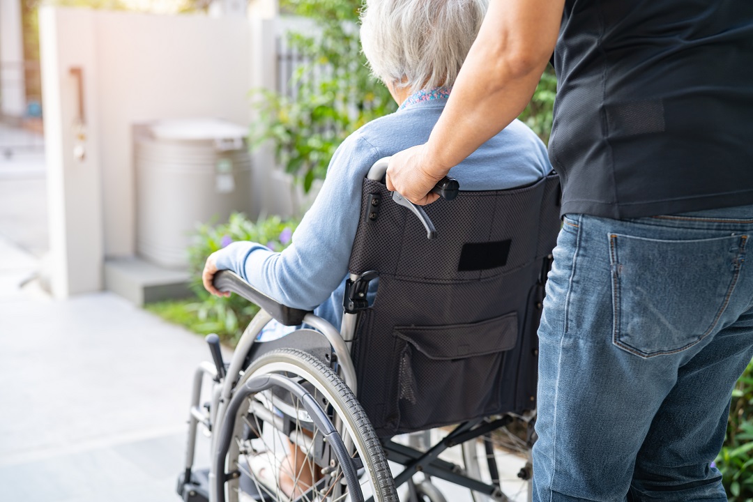 legge sostegno caregiver familiare lombardia