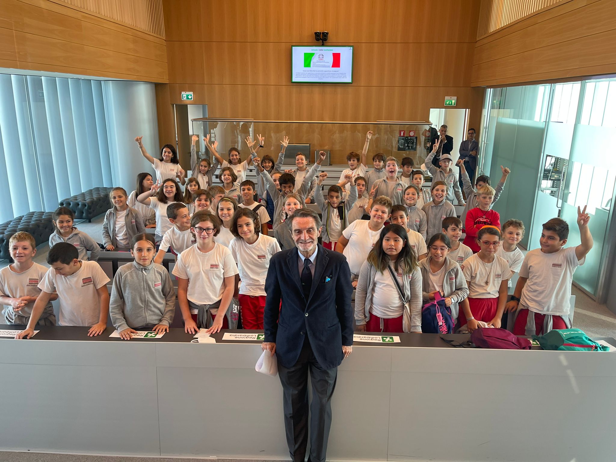 Toccare il cielo con le mani, incontrare il presidente della Regione Lombardia, Attilio Fontana e l’assessore all’istruzione, Fabrizio Sala e simulare una votazione in Aula consigliare per approvare – o respingere – alcune proposte - nate da loro - per migliorare l’attività scolastica. È una mattinata ‘speciale’ quella che hanno vissuto i ragazzi delle due V elementari della scuola ‘Devota Maculan’ di via Inganni a Milano. “La proposta di questa mattina – spiega la maestra Lorena - è nata dal desiderio di far vedere ai nostri studenti com’è il Palazzo dove vengono prese decisioni importanti per la nostra Regione. I ragazzi hanno seguito pieni di entusiasmo la spiegazione sull’organizzazione dello Stato italiano ponendo anche numerose domande che hanno messo in luce la loro grande curiosità sull’argomento. E poi la grande sorpresa di poter conoscere in prima persona il presidente e l’assessore. Entrambi si sono fermati con noi dimostrando veramente una grande attenzione e disponibilità, raccontandoci tante curiosità e ‘segreti’ che non potevamo neanche immaginare. Per i ragazzi è stata una vera emozione”! E dopo il momento ‘didattico’, tutti al belvedere al 39 piano di Palazzo Lombardia e alla terrazza al 38° per ammirare un panorama mozzafiato e per toccare il cielo con una mano. Dopo la visita a Palazzo Lombardia, i ragazzi sono andati a Palazzo Pirelli dove, in Aula consigliare, hanno provato l’emozione simulare una votazione a partire da una proposta fatta da loro che li ha resi protagonisti di un’esperienza che porteranno per sempre con loro. “Rientrati a scuola – conclude Lorena - i ragazzini erano un ‘fiume’ di racconti nati dall’entusiasmo della mattinata”!