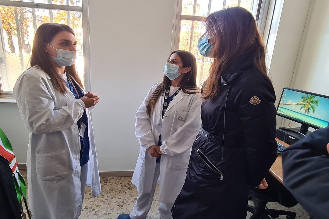 Lucchini con personale sanitario