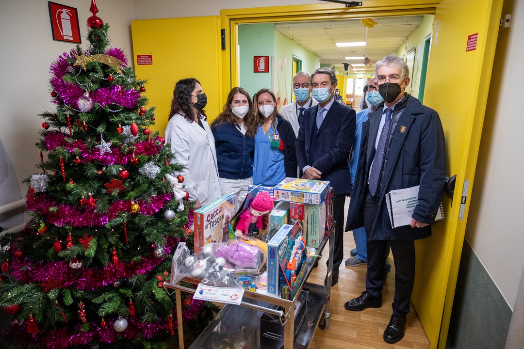 Giocattolo sospeso, Fontana consegna i doni ai bambini dell’ospedale Buzzi