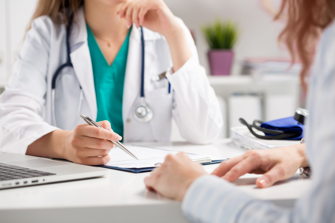Un medico discute con un pazienze dell'efficacia dello screening al colon retto, l'iniziativa di Regione Lombardia mira ad aumentare la partecipazione agli esami volontari