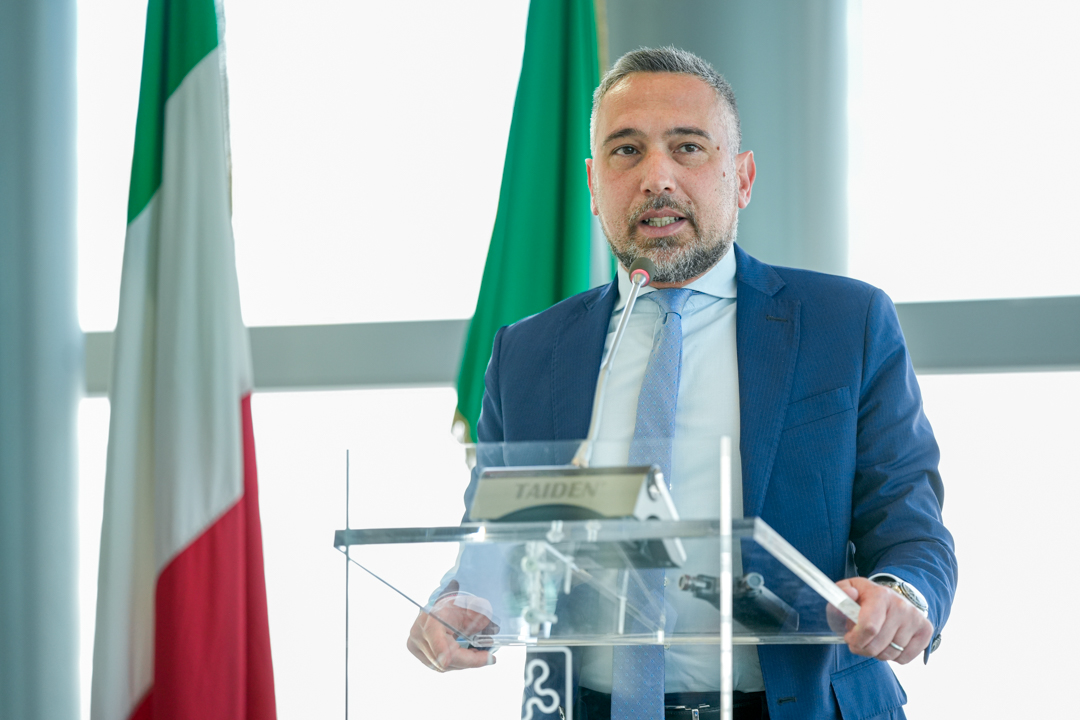 L'assessore Franco Lucente mentre parla ad un convegno