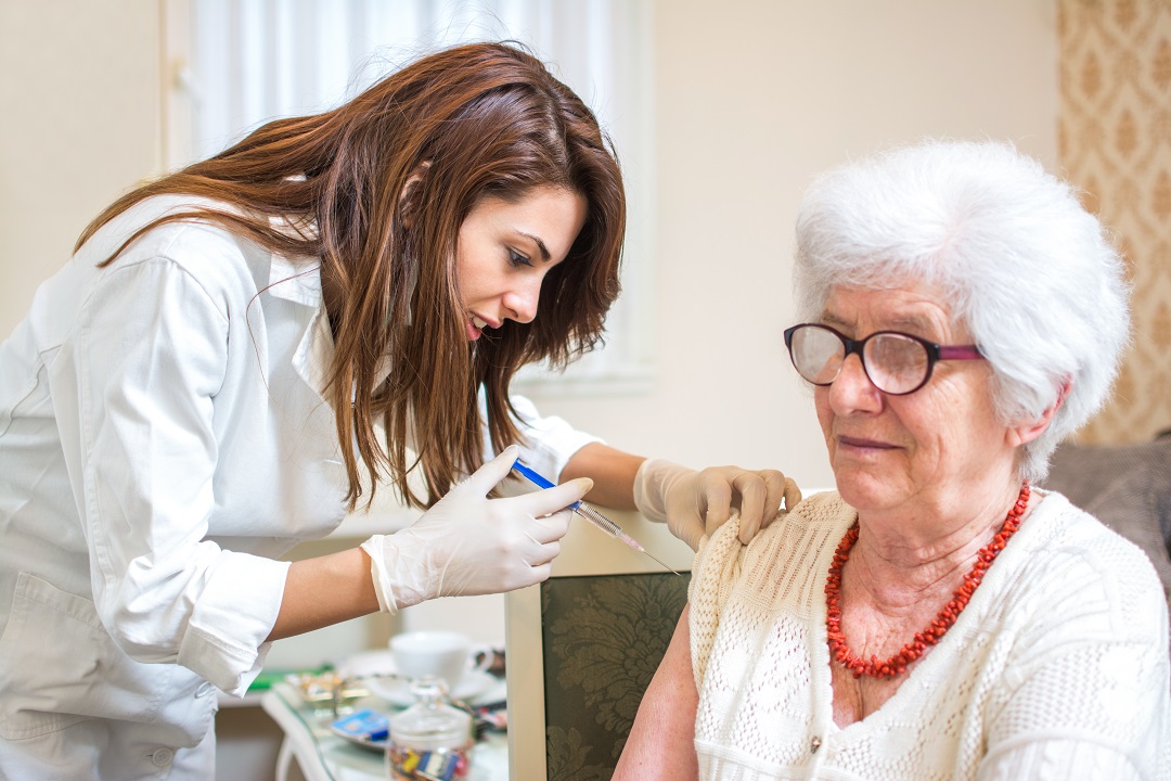 Una dottoressa durante una vaccinazione: per la Giornata della Salute 2025, in Regione Lombardia, sono previsti percorsi di screening e campagne di prevenzione per le principali patologie