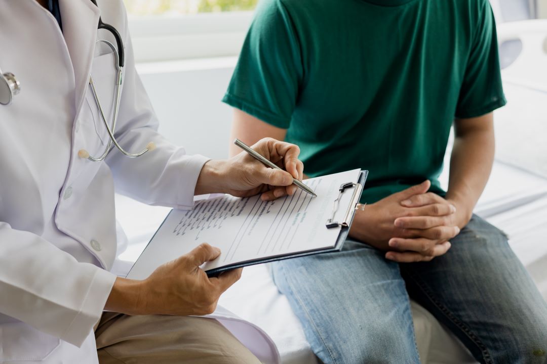 In foto un paziente al consulto con un medico per lo screening alla prostata tramite AI: Regione Lombardia partecipa al bando europeo su proposta dell’assessore al Welfare Guido Bertolaso