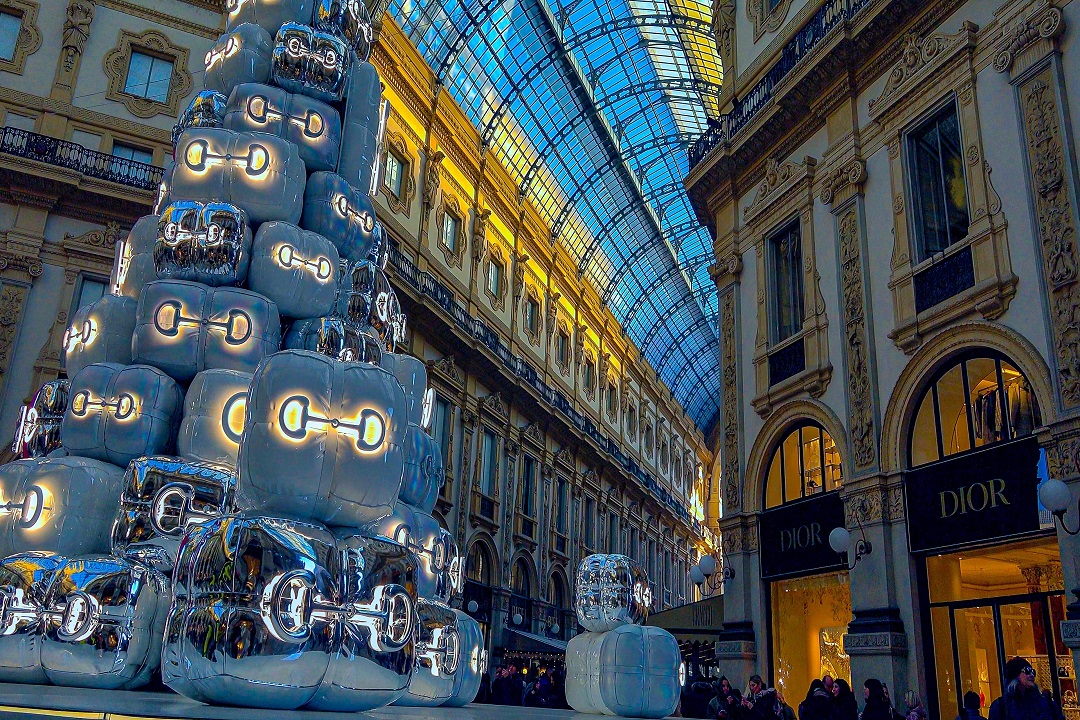 albero Natale Milano vandalismo