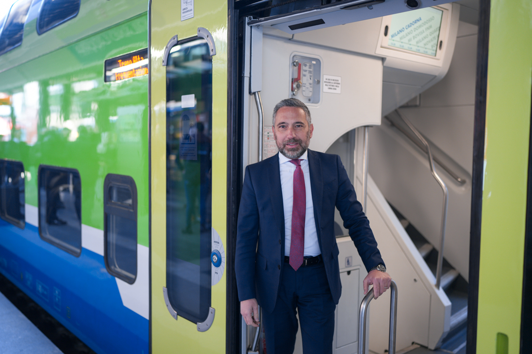 L’assessore ai Trasporti di Regione Lombardia, Franco Lucente, durante l’inaugurazione di un treno regionale: anche la Polizia Locale continuerà a viaggiare gratuitamente sulla rete ferroviaria