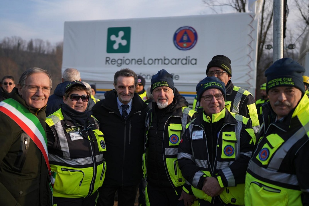 fontana con volontari protezione civile