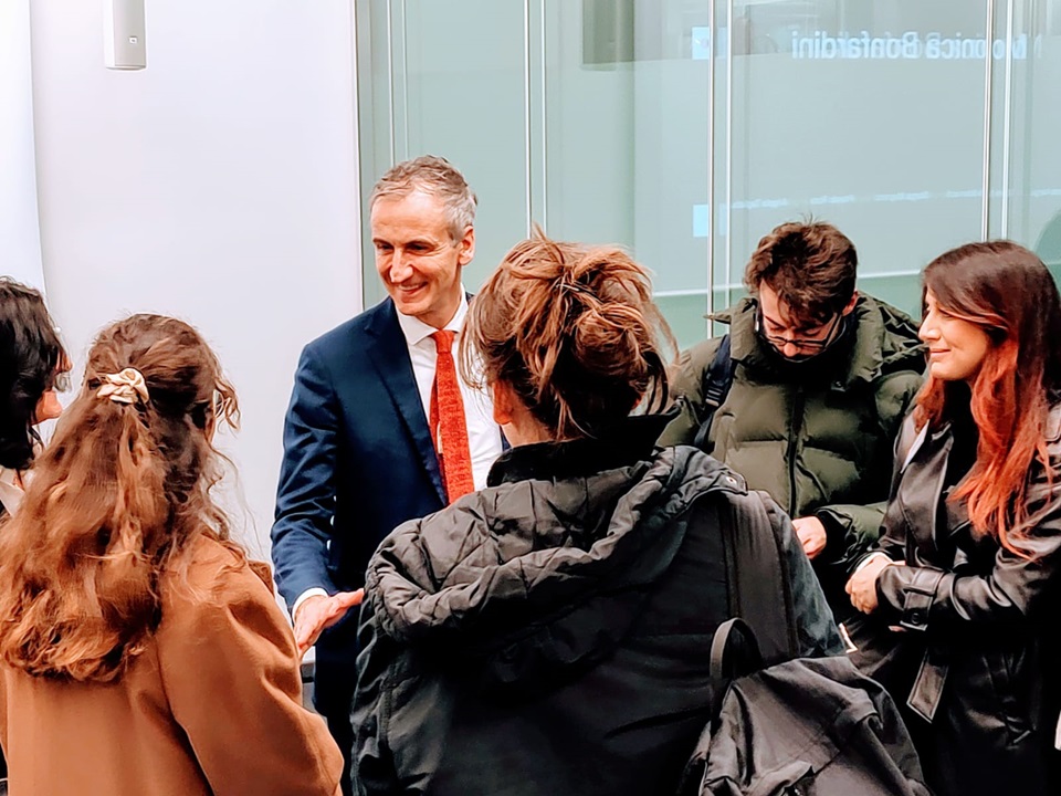 lezione di Italiano 4^ Lsu_venerdì 9 febbraio Gentili Famiglie della classe 4^ Liceo delle scienze umane, si comunica che la lezione su Parini del prof.Fant di venerdì 9 febbraio si svolgerà in piazzale Cordusio (ritrovo davanti a Starbucks). Terminata, i ragazzi entreranno in aula in tempo per la terza ora accompagnati dal professore. Si ricorda che la lezione ha inizio alle 8.00, è bene organizzarsi per essere puntuali. Occorrente: penna per prendere appunti e quaderno. Vestirsi adeguatamente per stare all'aperto due ore. Un cordiale saluto