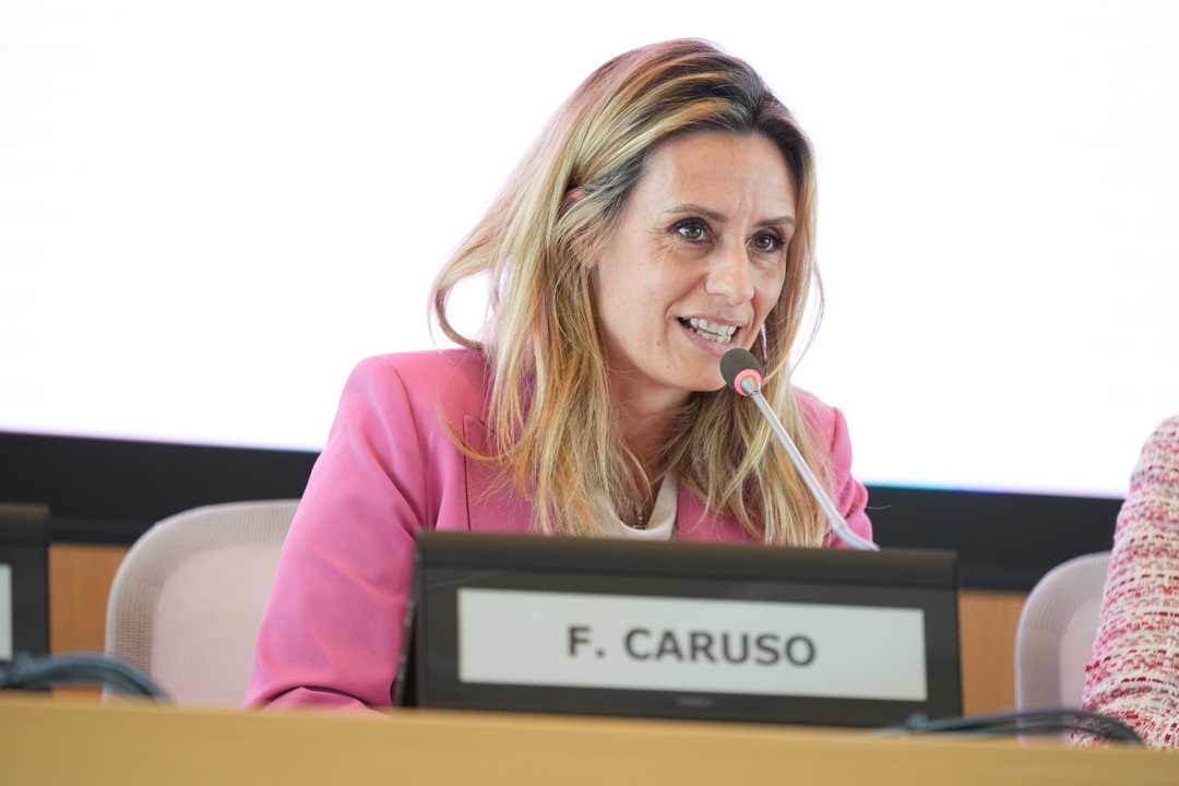 L'assessore Francesca Caruso mentre parla ad un convegno davanti al microfono