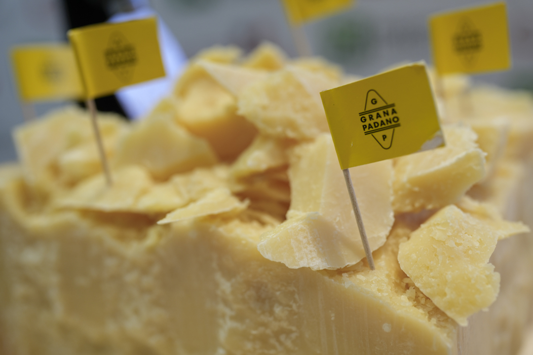 Scaglie di Grana Padano con dei stuzzicandenti con delle bandierine con il marchio Dop