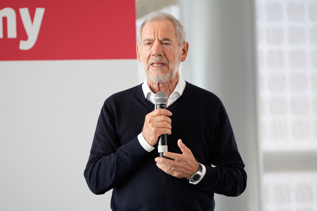 L’assessore di Regione Lombardia, Guido Bertolaso, parla al microfono: fra le iniziative previste dalla Direzione Generale Welfare, iniziative di cura e previsione per la Giornata Mondiale della Salute 2025 prevista il 7 aprile