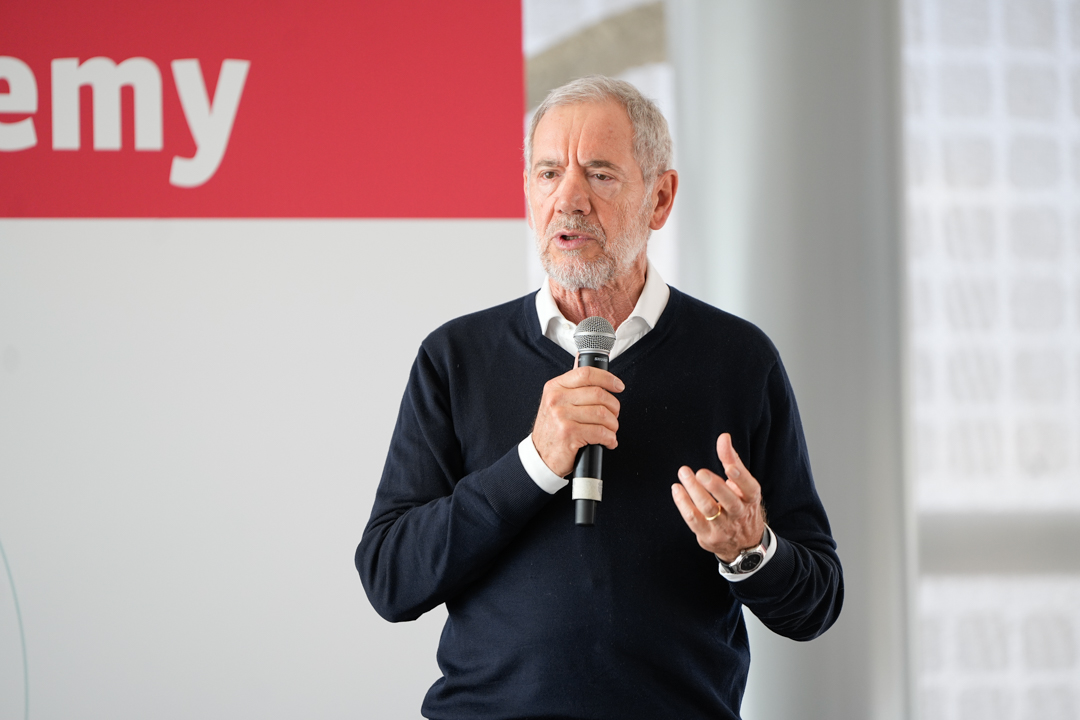 L’assessore regionale al Welfare, Guido Bertolaso, mentre parla al pubblico con un microfono in mano, era presente all’inaugurazione del nuovo Centro diurno per adolescenti di Esine (Brescia)