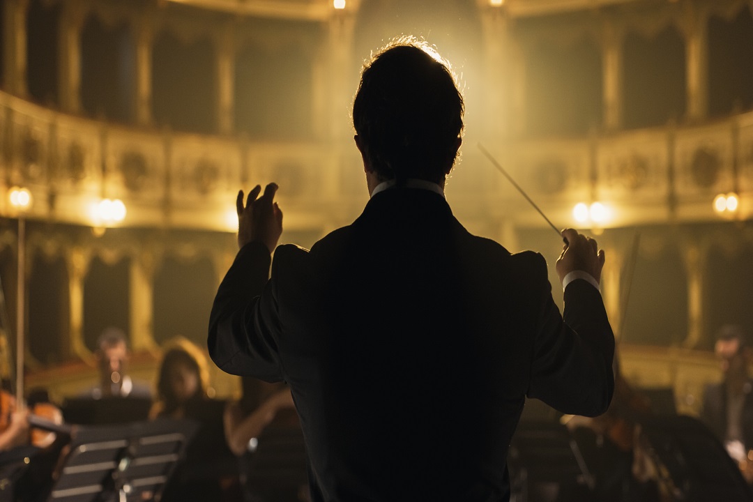 Maestro d'orchestra di spalle