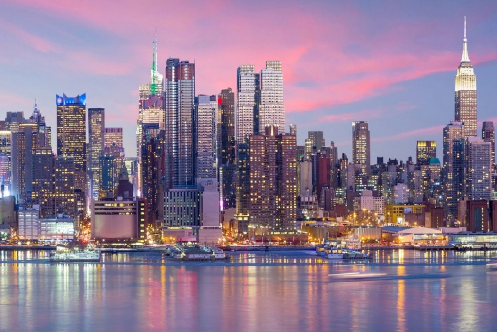 La foto ritrae la città di New York al tramonto