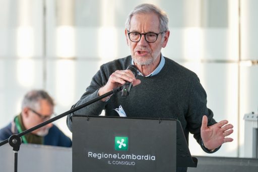 L'assessore al Welfare di Regione Lombardia, Guido Bertolaso, durante una conferenza stampa parla al microfono. Bertolaso è intervenuto per promuovere gli screening al colon retto dell'ATS Pavia
