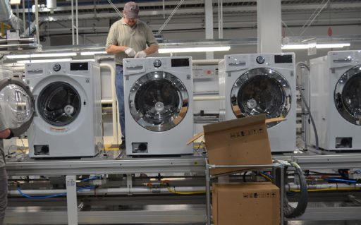 L'azienda Beko propone un accordo e si aspetta l'esito delle assemblee dei lavoratori. Nella foto alcune lavatrici in un contesto industriale
