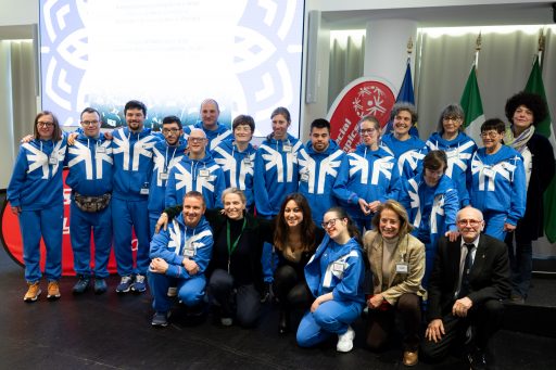 Il presidente Fontana insieme all'assessore Lucchini e al sottosegretario Picchi con gli atleti lombardi di Special Olympics