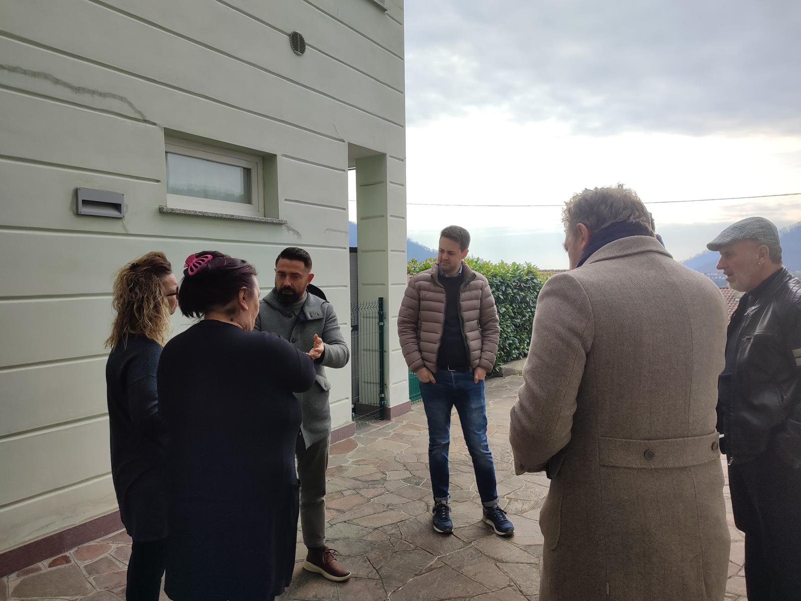 L’assessore regionale Paolo Franco durante il sopralluogo agli alloggi Aler di Foresto Sparso in provincia di Bergamo svolto nel mese di febbraio 2025